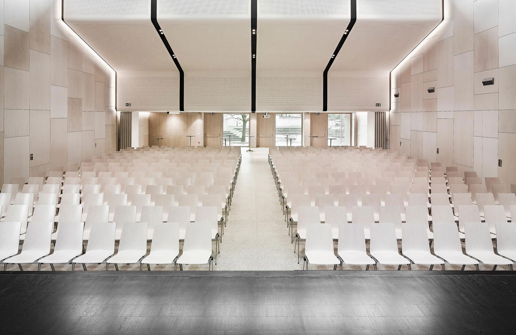 Innenausbau Aula mit Holz mit Platten aus Birke