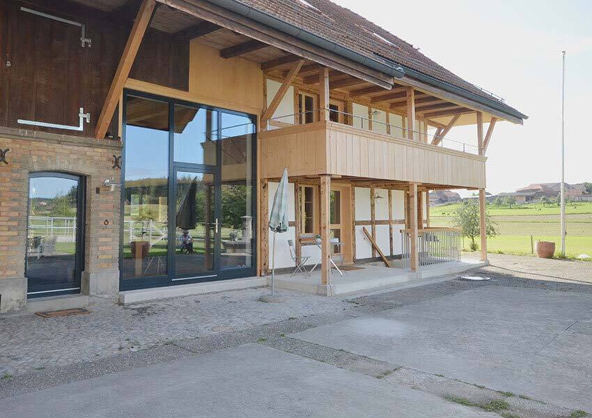 Bauernhaus mit Balkon aus Holz