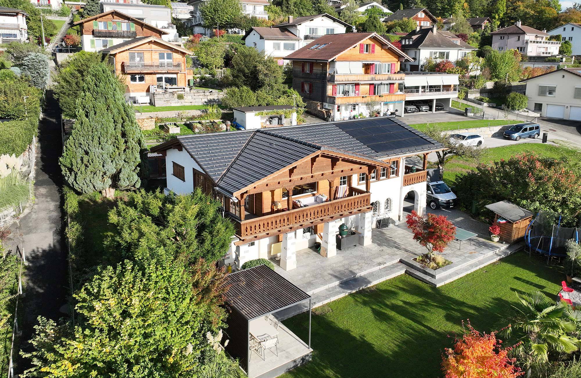 Älteres Einfamilienhaus mit neuer Solaranlage