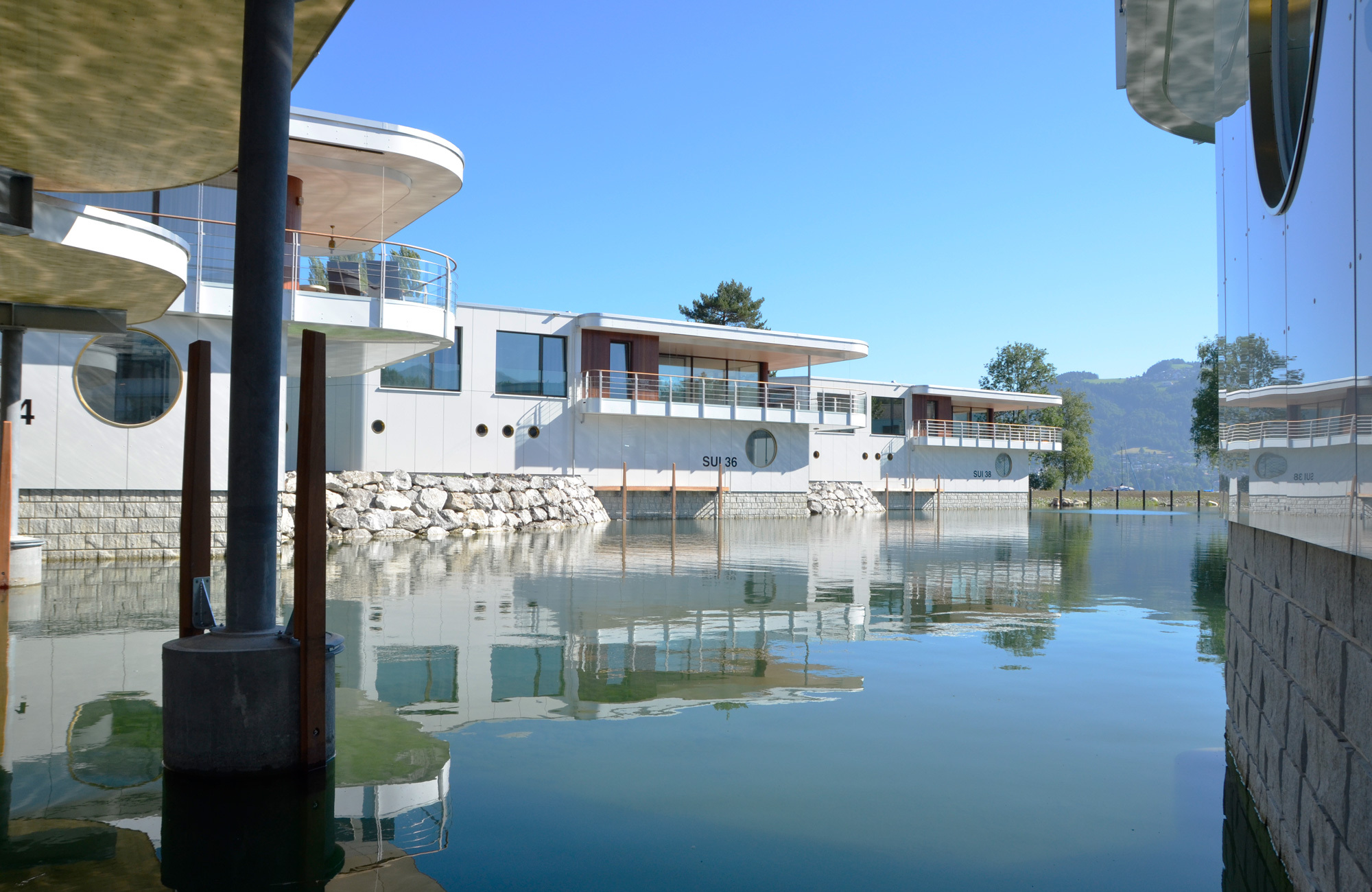 Villa mit Fassade aus Holz und Kunststoff