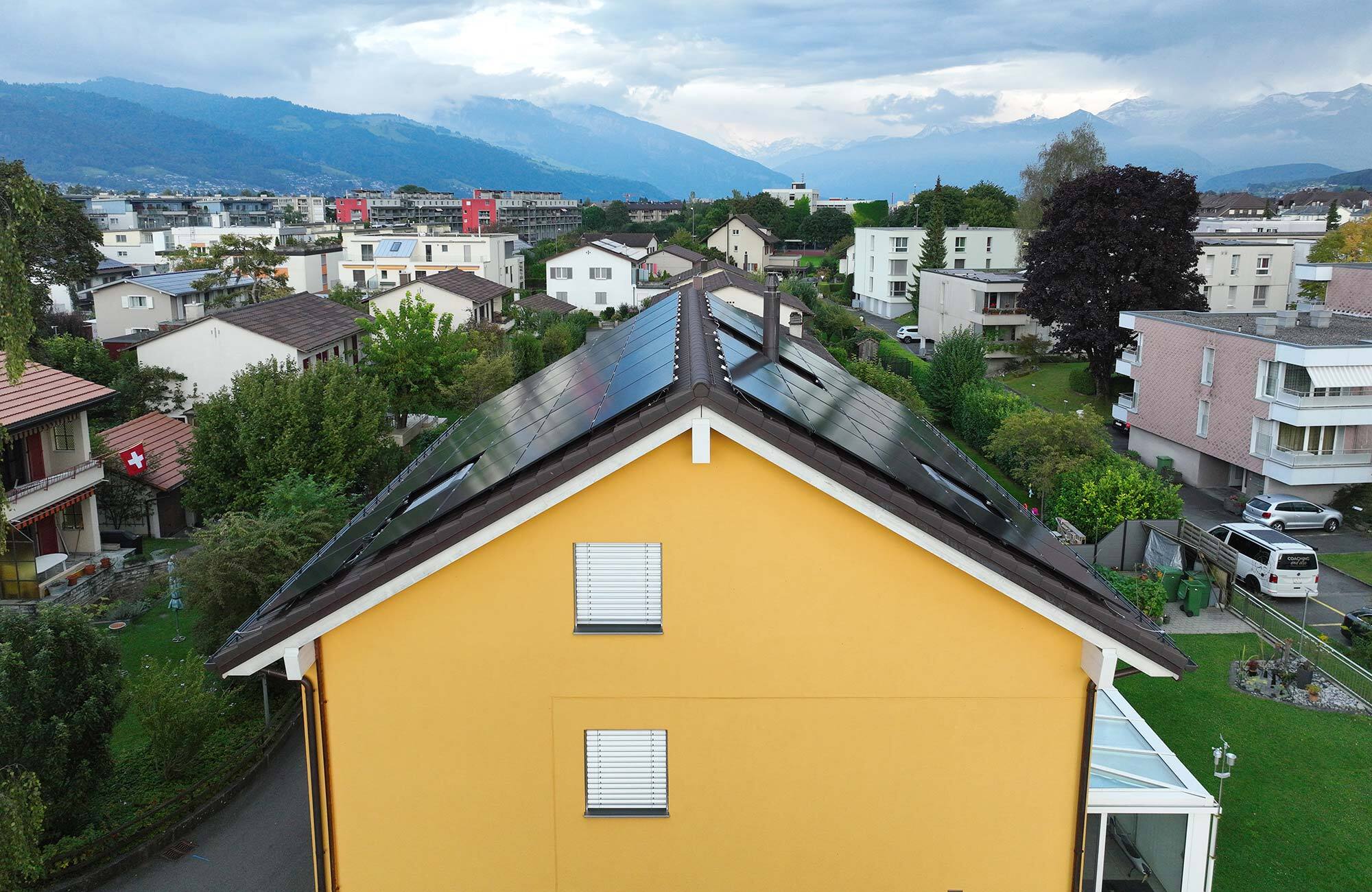 Aufdach Photovoltaik-Anlage bei Einfamilienhaus