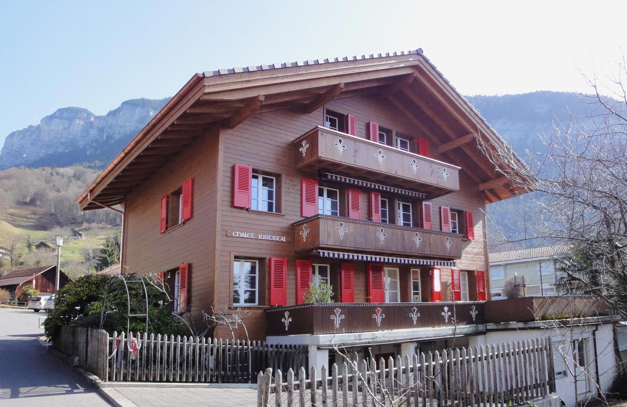 Chalet mit gestrichener Fassade