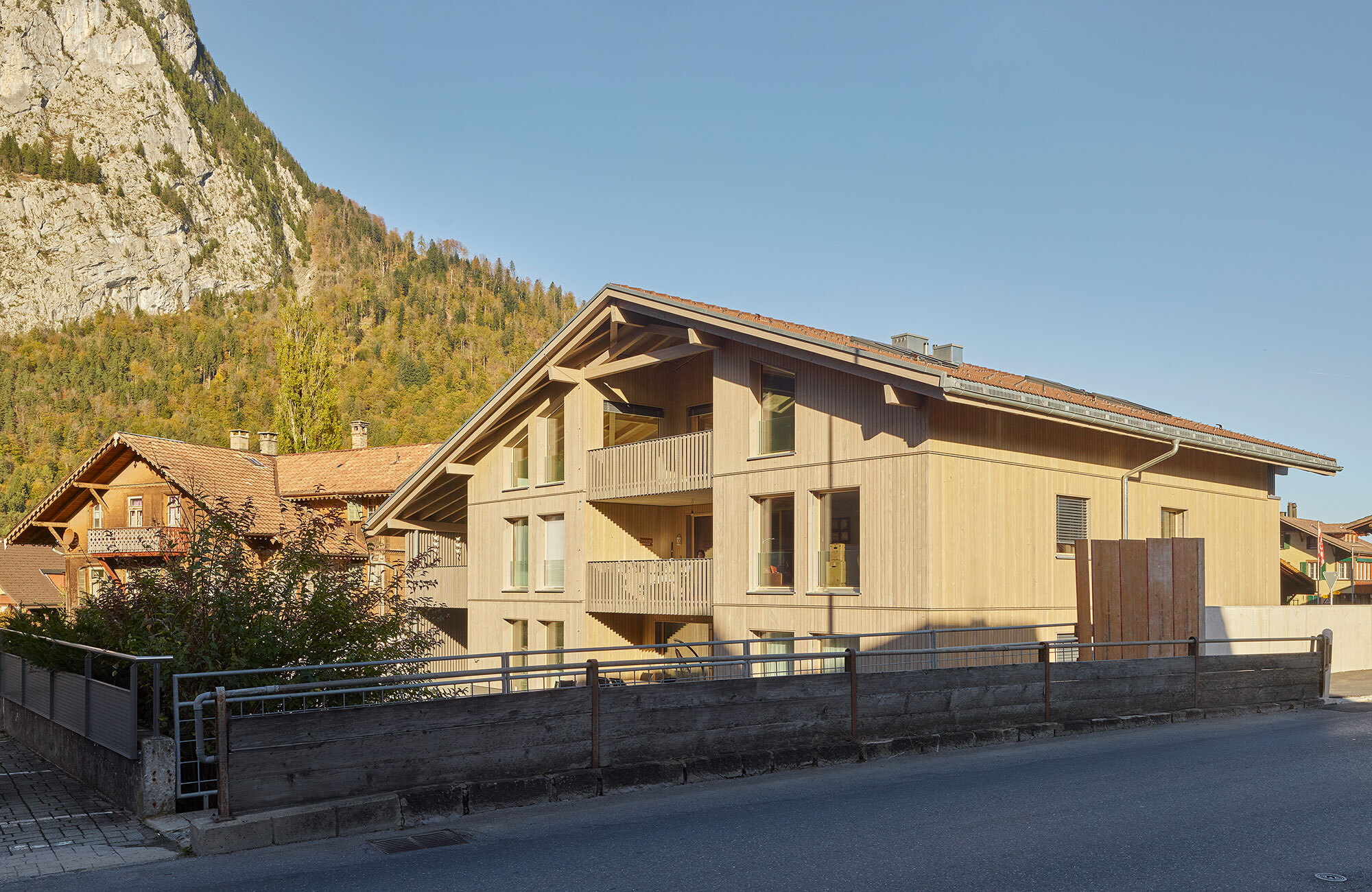 Neubau Mehrfamilienhaus mit Holzfassade