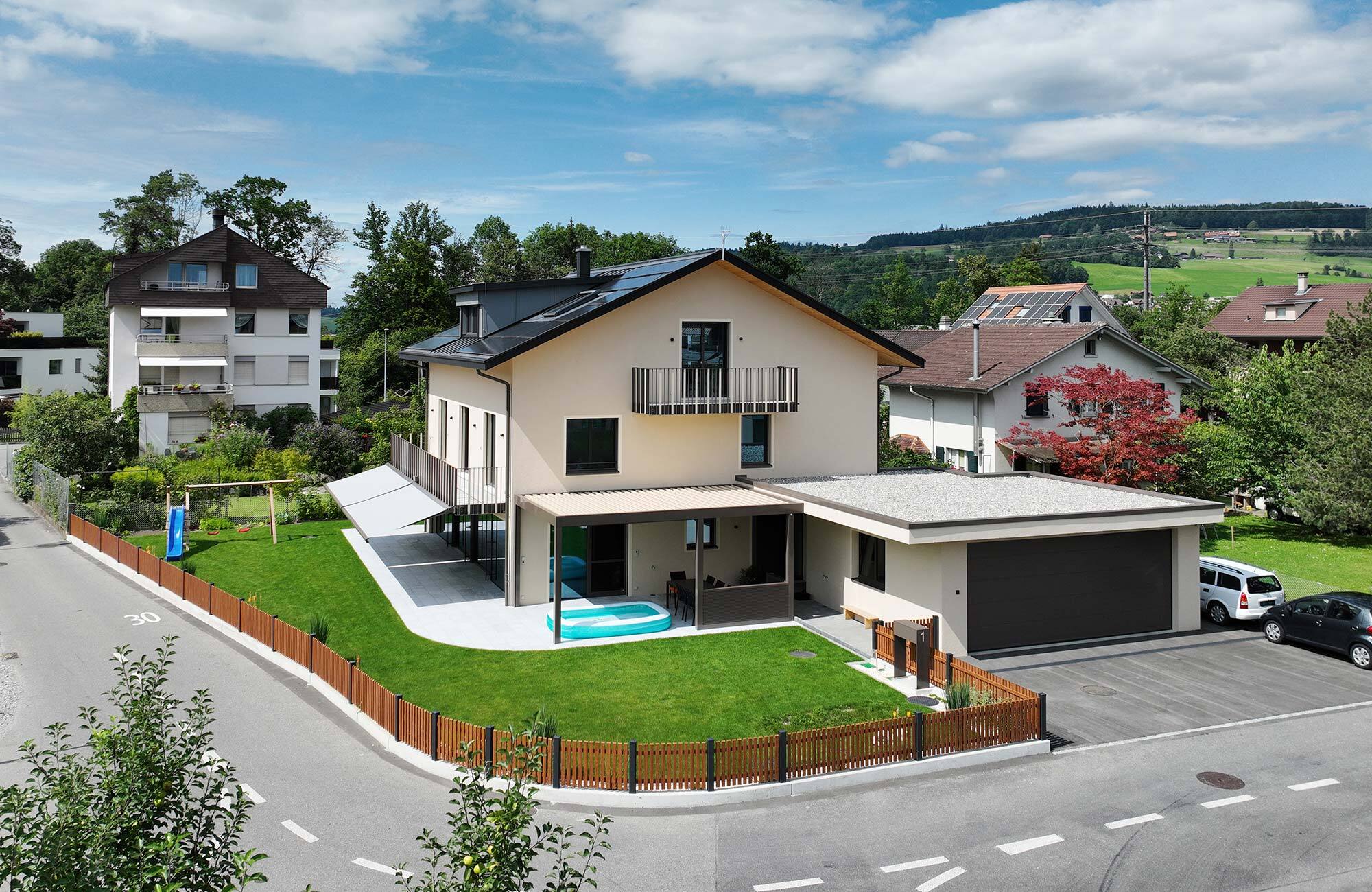 Neues Einfamilienhaus mit Garage