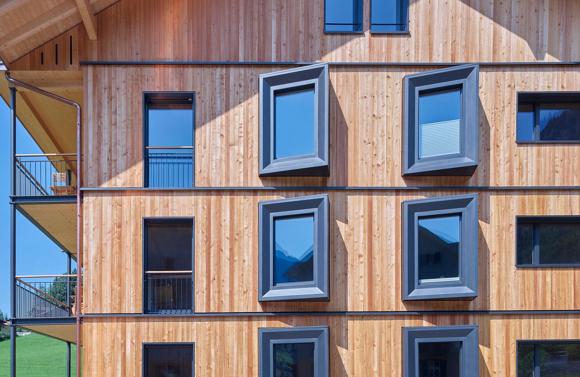 Neubau Hotel mit Holz 100