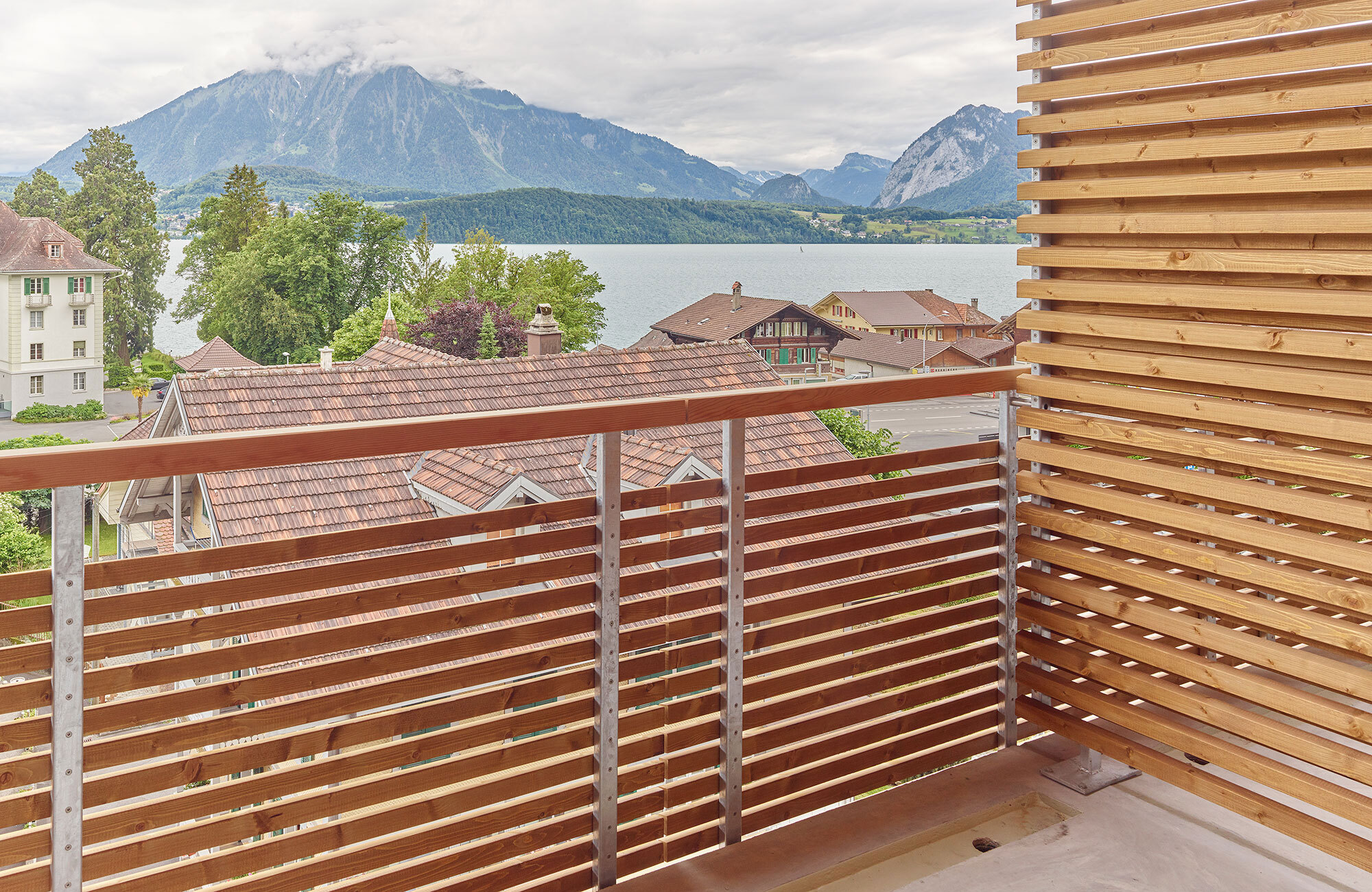 Balkongeländer und Sichtschutz aus Holz