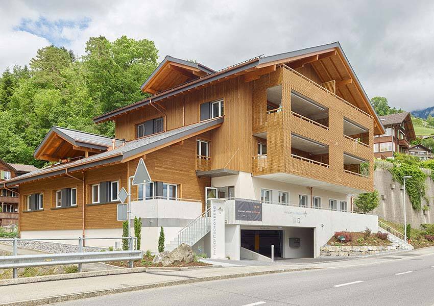 Neubau mit Fassade und Balkonen aus Holz