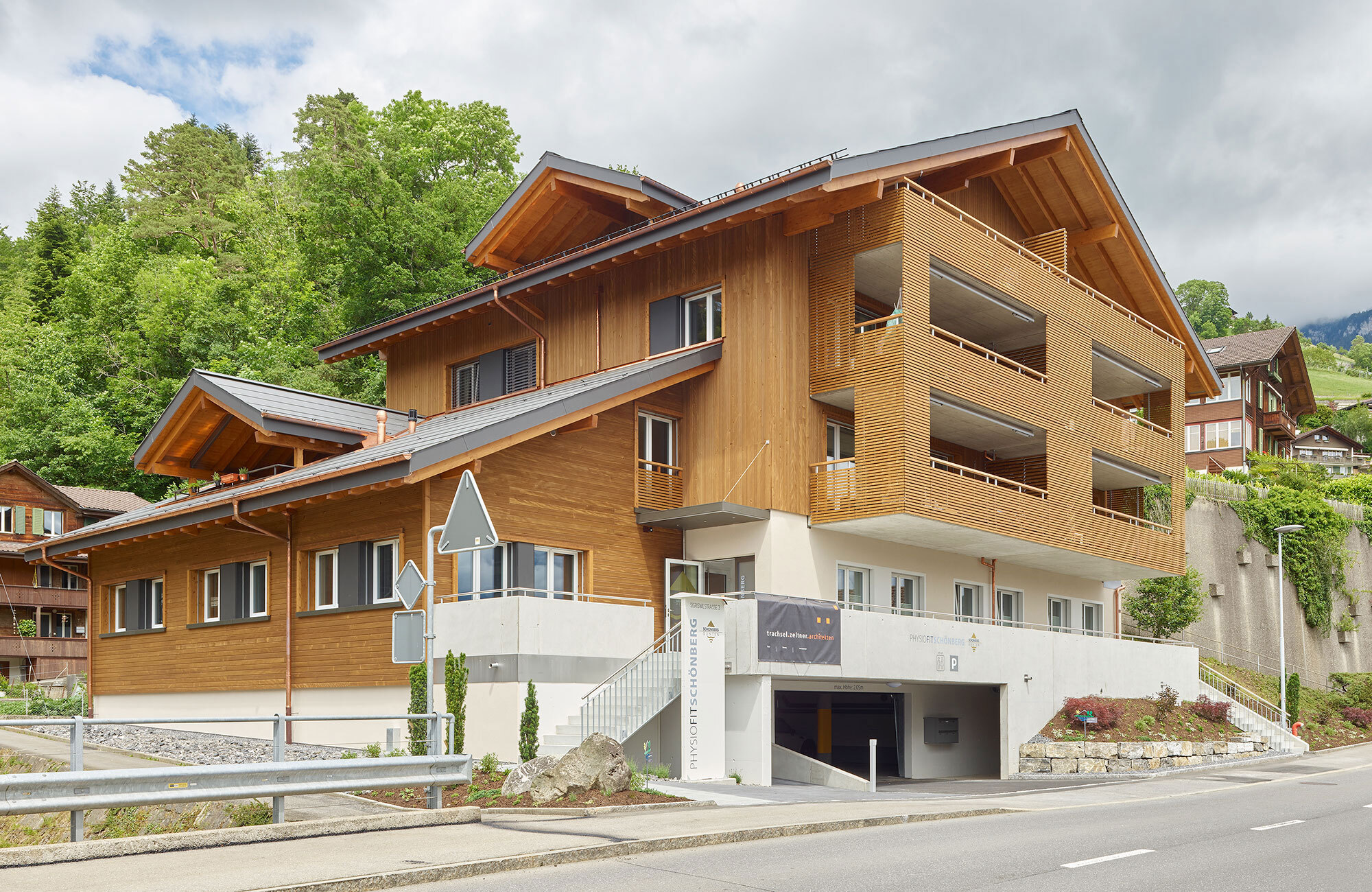 Neubau mit Fassade und Balkonen aus Holz