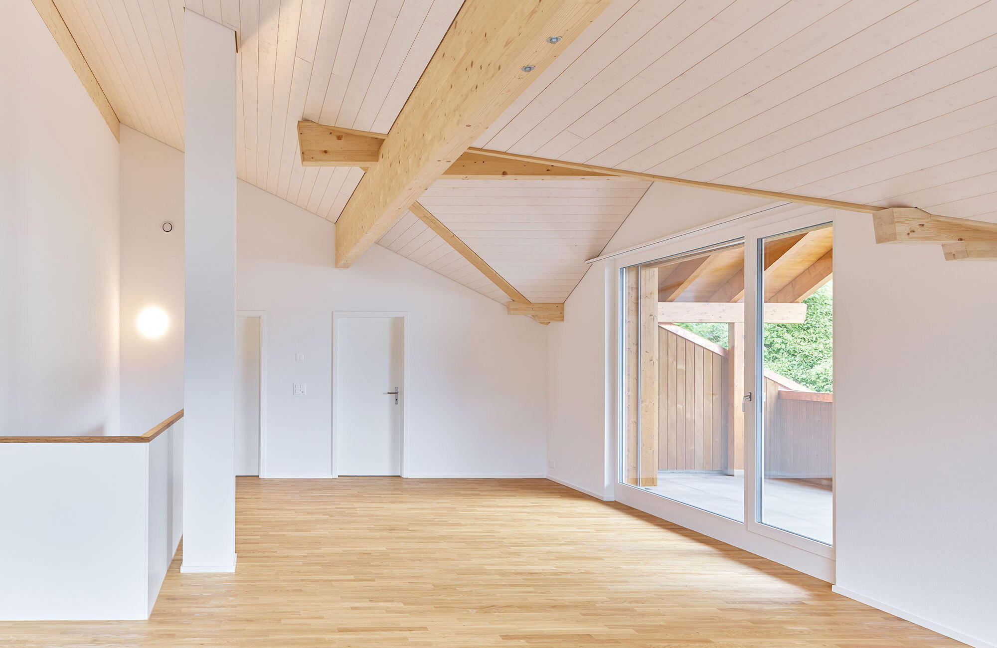 Innenausbau Dachwohnung mit Holz