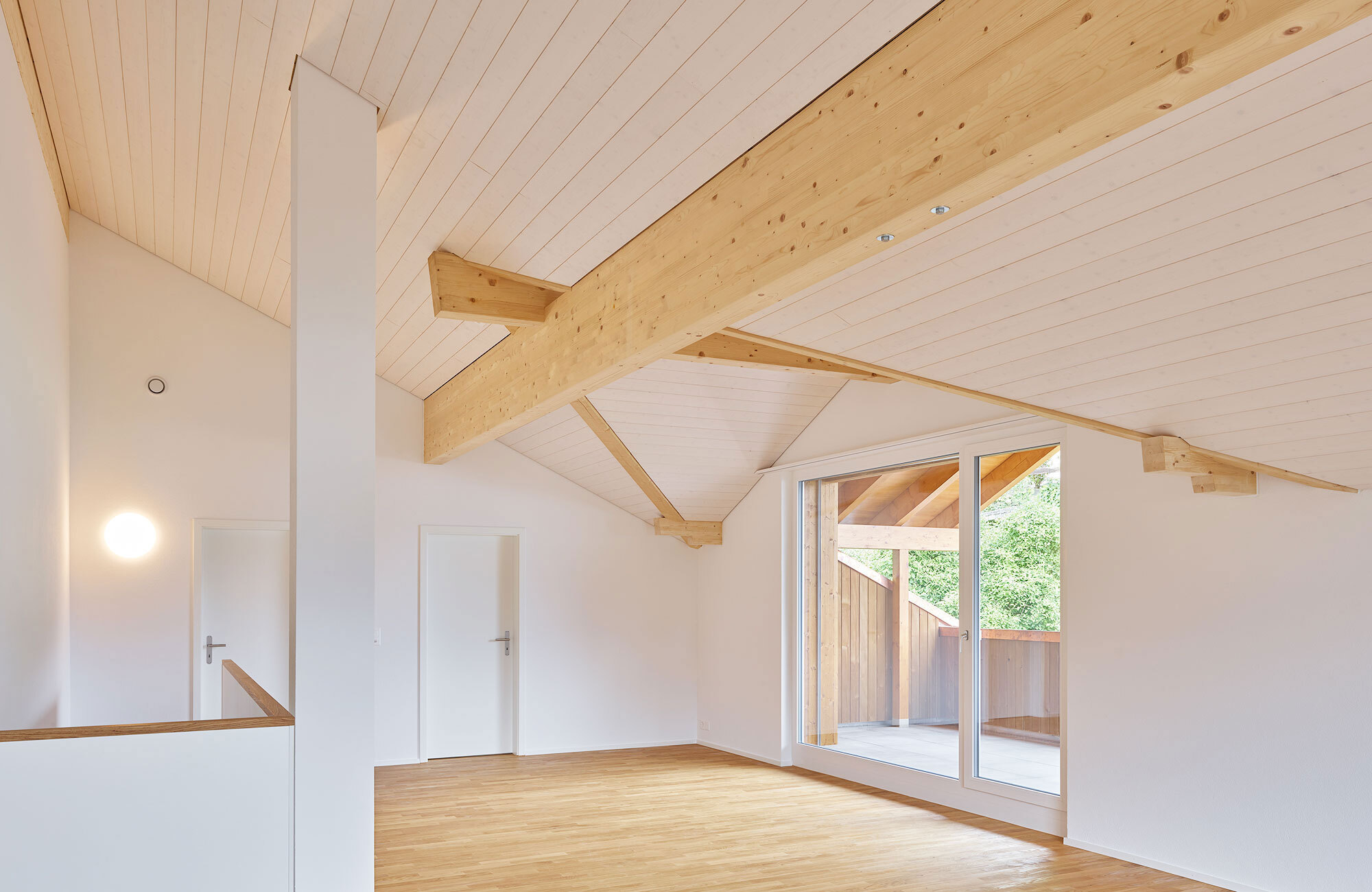 Innenausbau mit Sichtbalken aus Holz