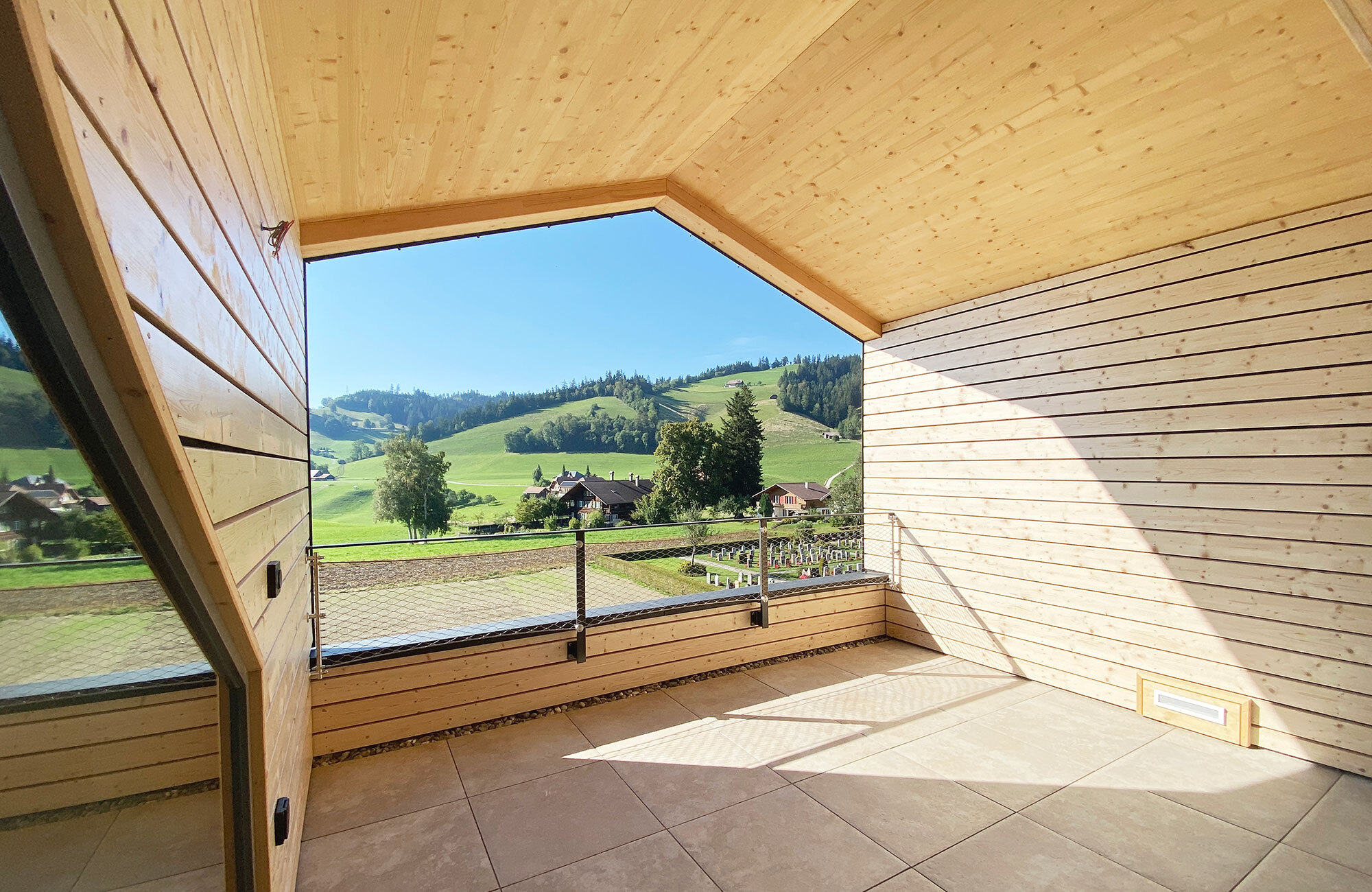 Loggia mit Holzschalung