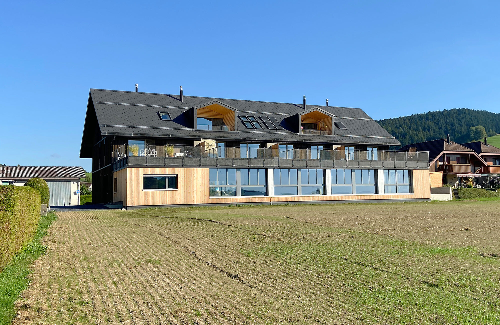 Neues Mehrfamilienhaus mit Holzfassade