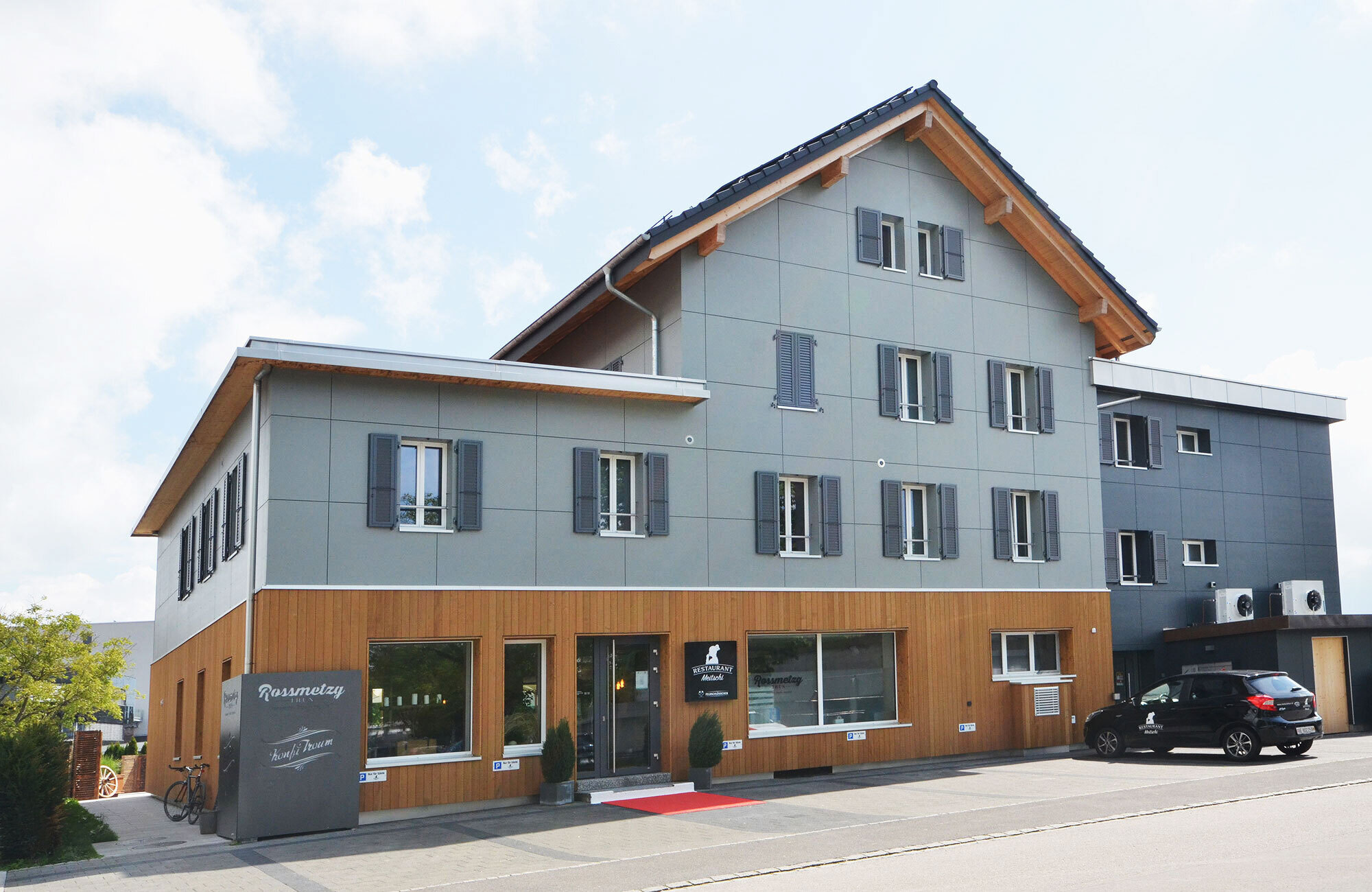 Fassade aus Holz und Faserzementplatte