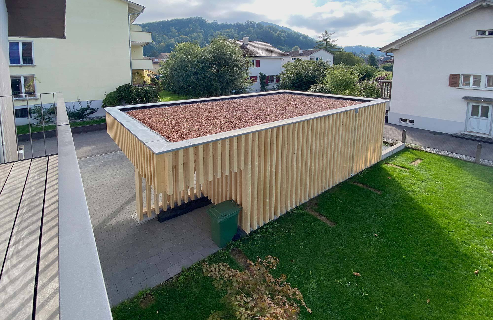 Neuer Carport aus Holz mit begrüntem Dach