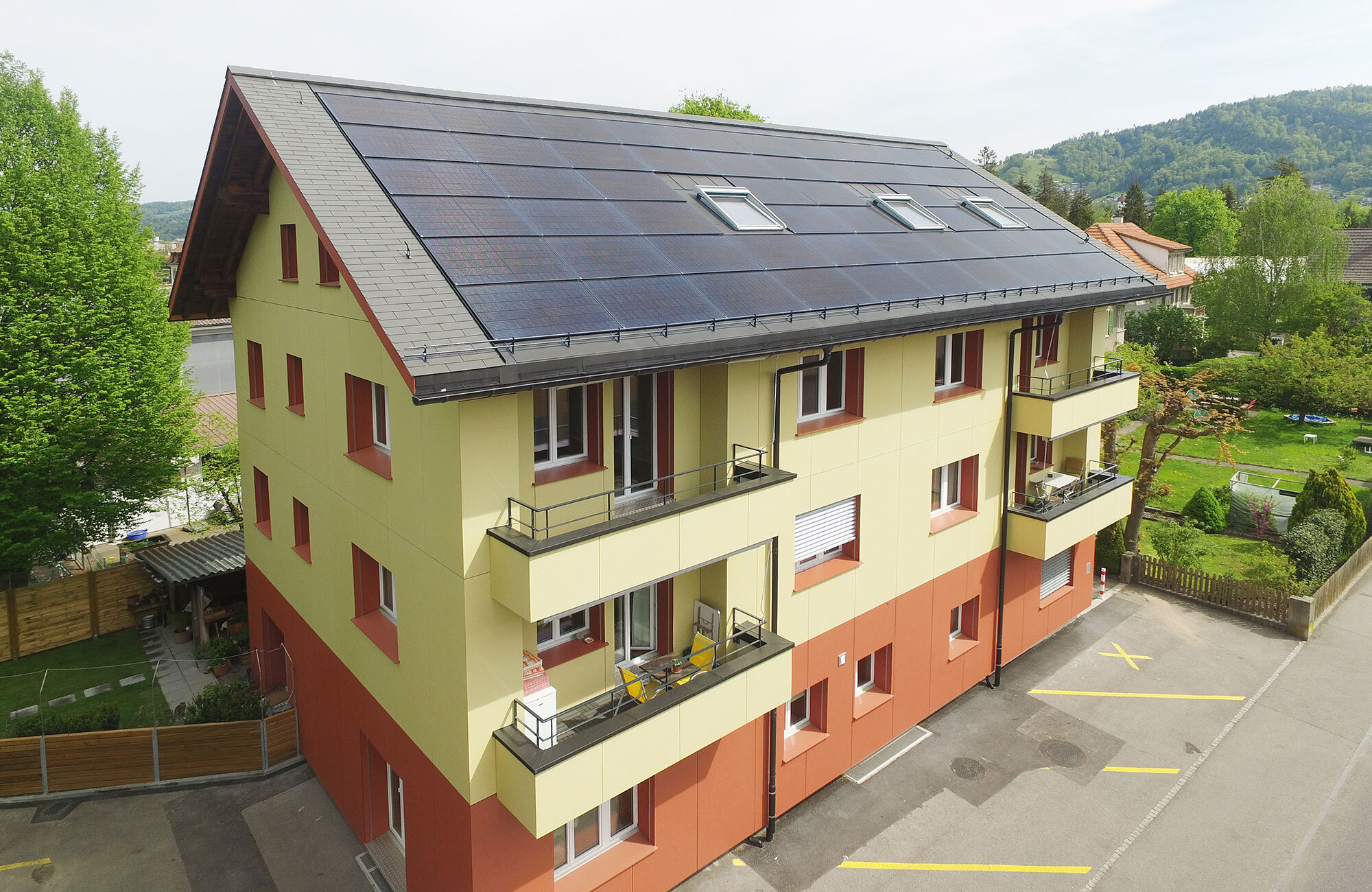 Saniertes Dach mit PV und Dachfenstern