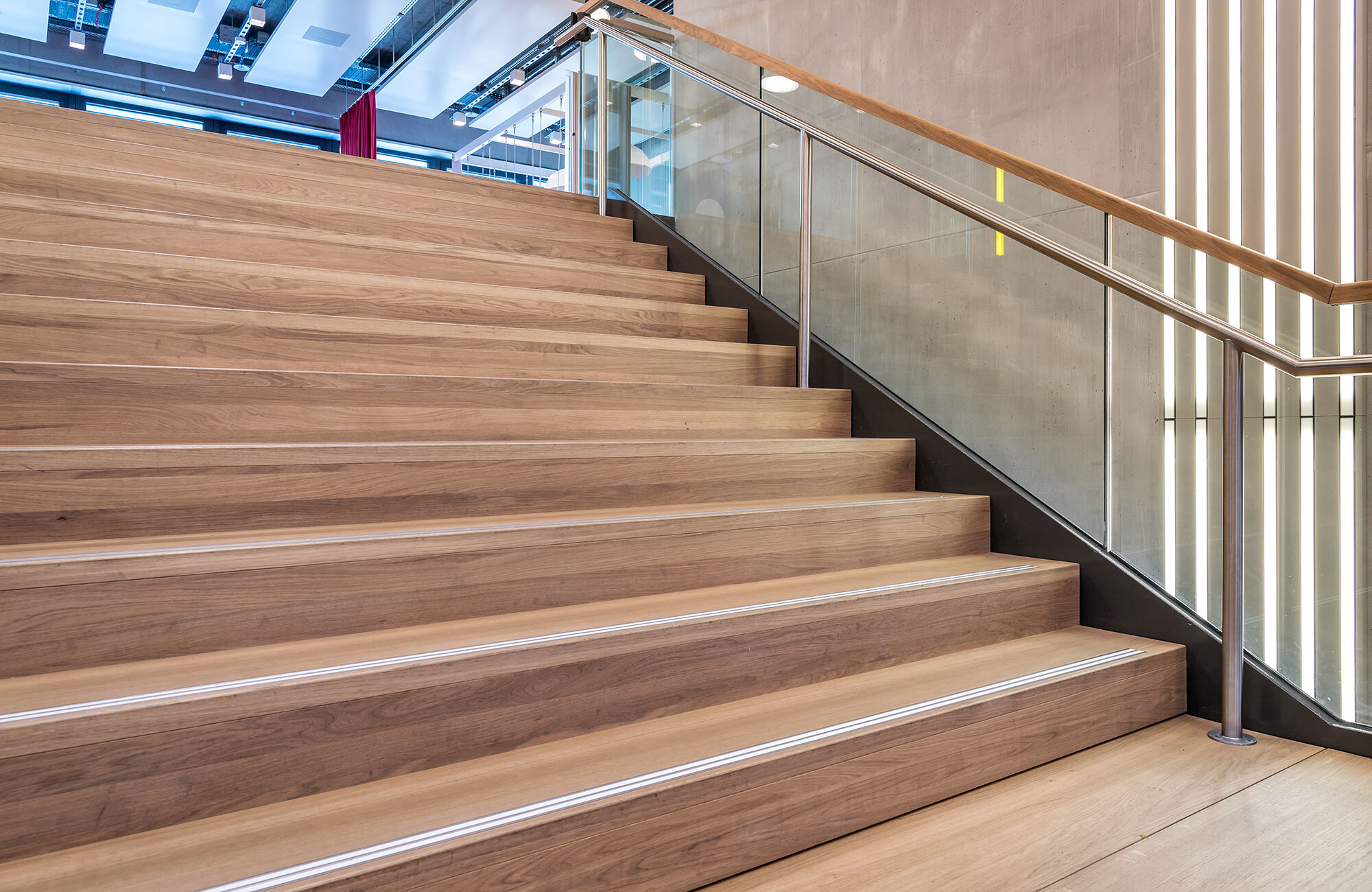 Treppe aus Holz mit Licht