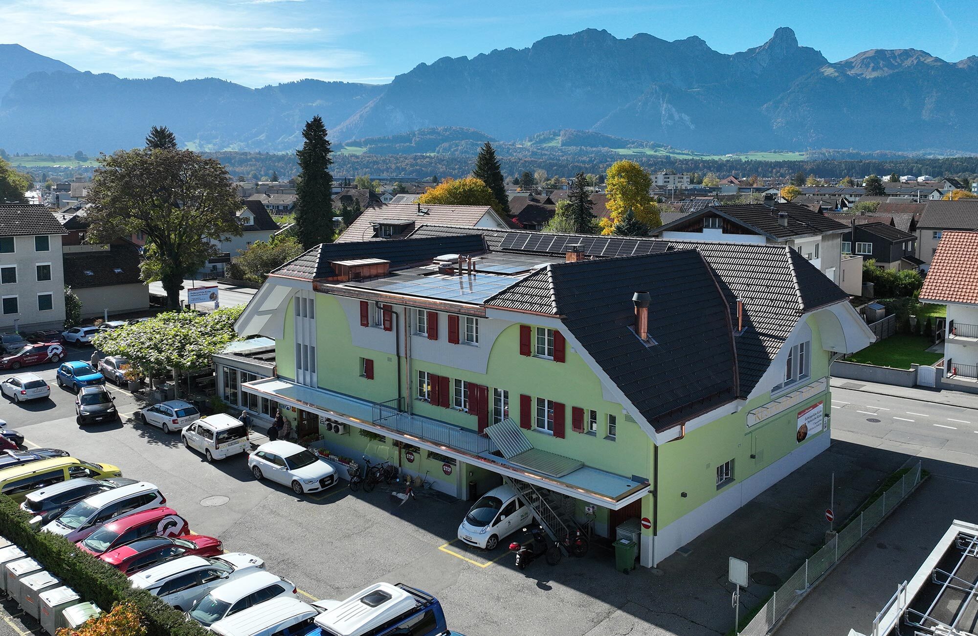 Grosse Photovoltaikanlage auf Restaurant