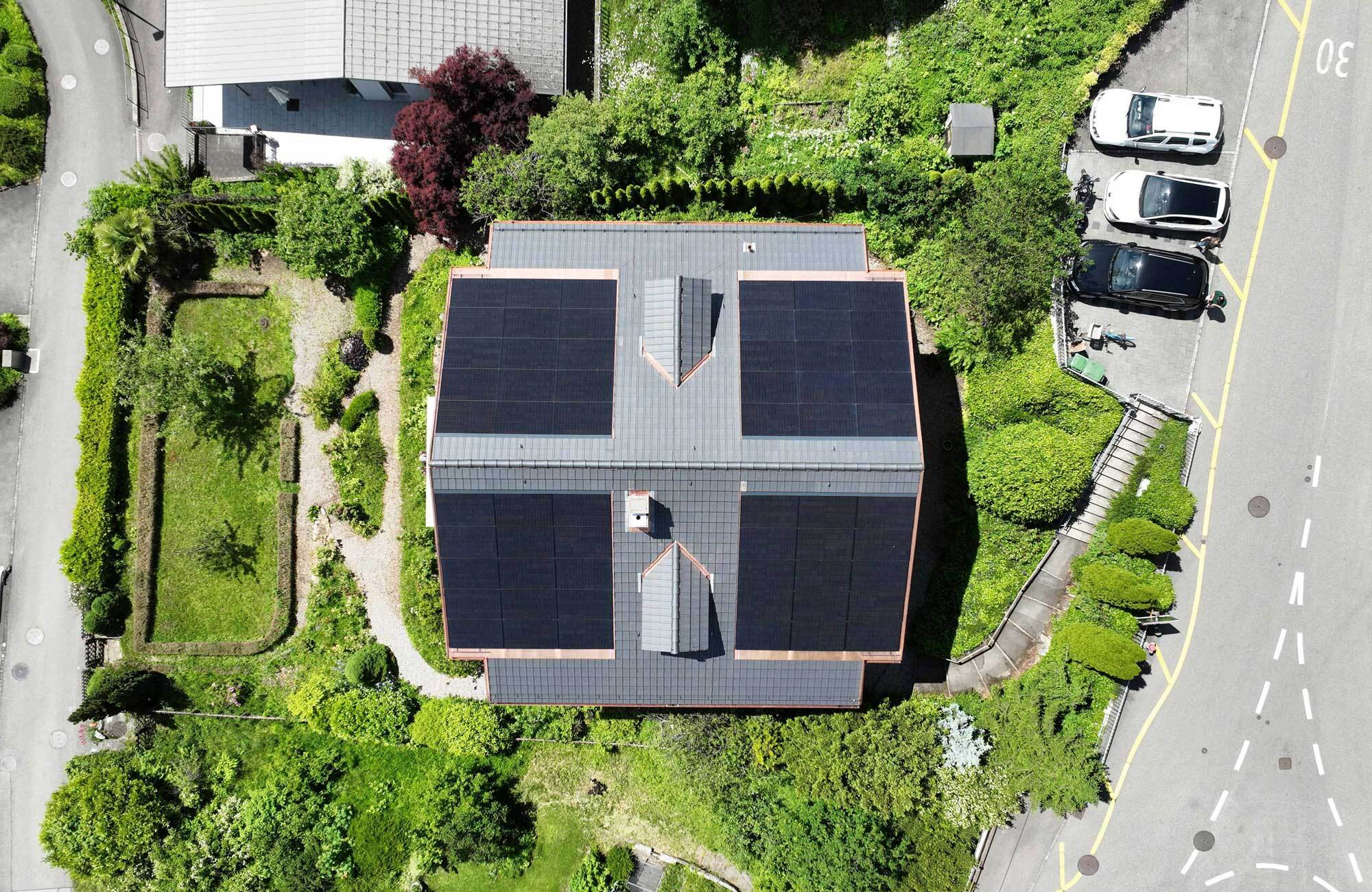 Wohnhaus mit neuer Indach-Photovoltaikanlage