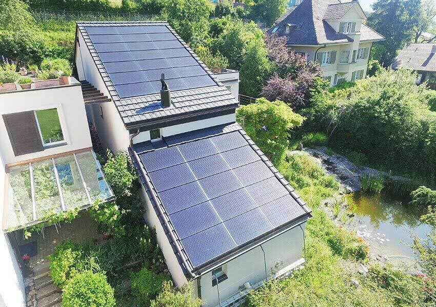 Dachsanierung und Montage Solaranlage Einfamilienhaus