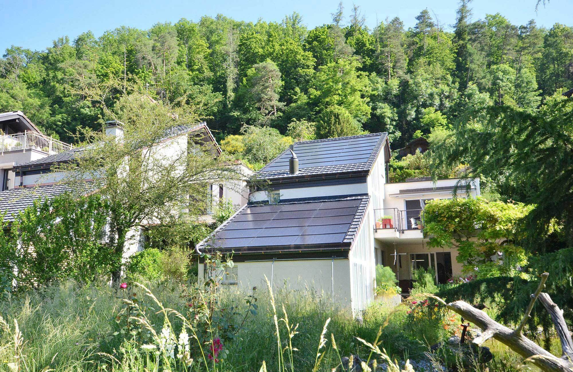 Dachsanierung und Montage Solaranlage Einfamilienhaus