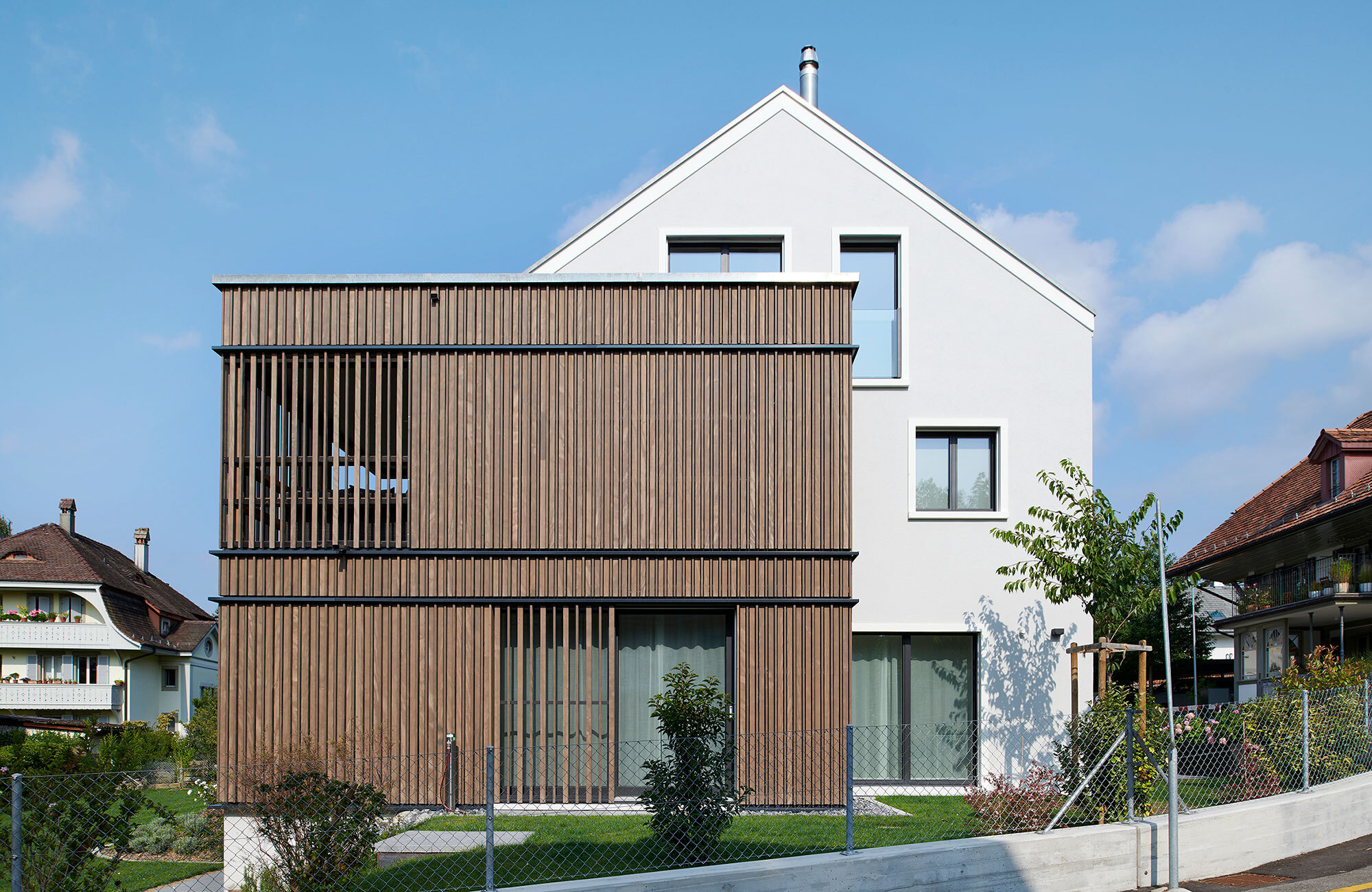 Haus mit Anbau aus Holz