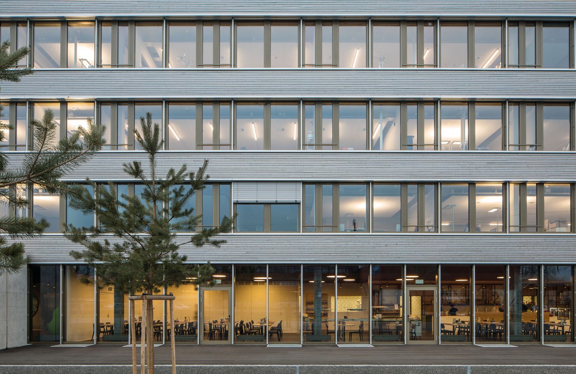 Neubau Gewerbegebäude mit Fassade aus Holz und Glas