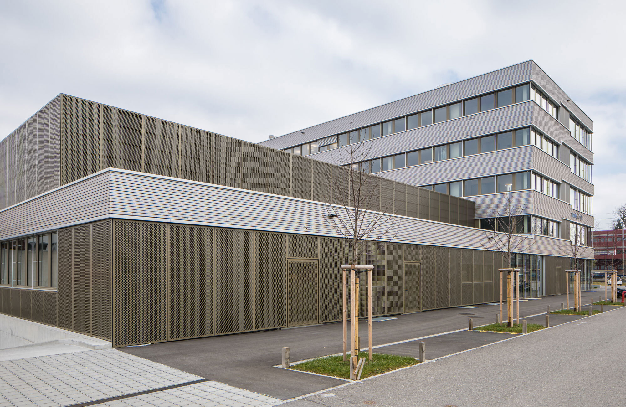 Neubau Gewerbegebäude mit Holzfassade